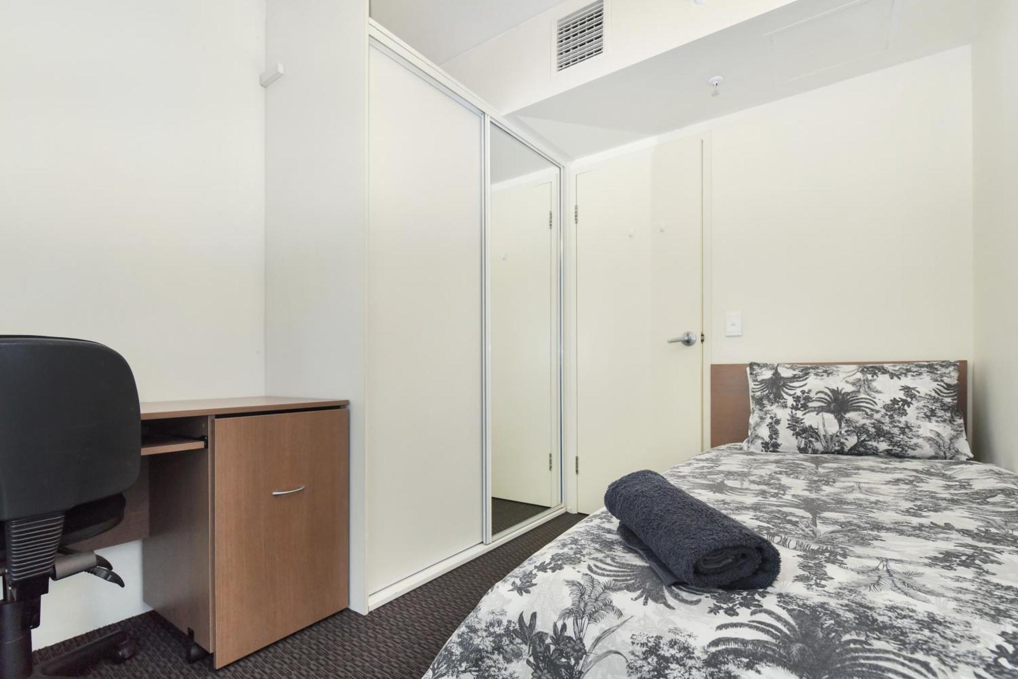Apartment Light & Airy 3 Bd Cbd Apt: Balconytramwifi/parking Adelaide